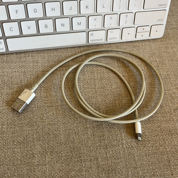 Apple Magic Keyboard 2 Model A1644 Wireless and Rechargeable with‎ Cord - Picture 6 of 11